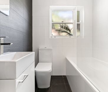 Stylish One-Bedroom Unit in Prime Coastal Location - Photo 5