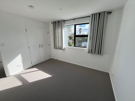 Room for rent in modern 4BR Townhouse in Te Atatu! - Photo 3