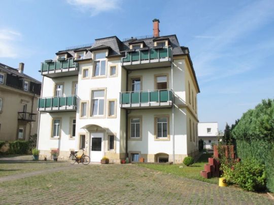 Top sanierter Altbau mit EBK & Balkon! - Foto 1