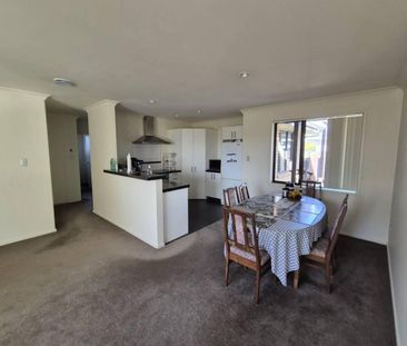 Private rear section, 4 bed + 1 Bath - Photo 6