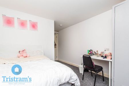 References Pending - 3 bed Apartment - Photo 3