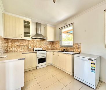 Lovely three bedroom home in Mount Waverley Secondary College schoo... - Photo 5