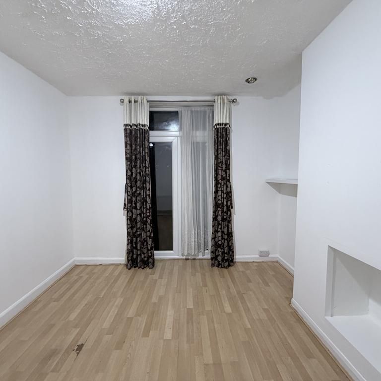 4 bedroom terraced house to rent - Photo 1