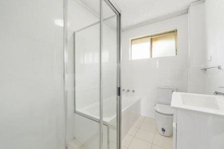 BRIGHT TOP FLOOR FULLY RENOVATED UNIT - Photo 3