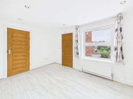 5 bedroom semi-detached house to rent - Photo 5