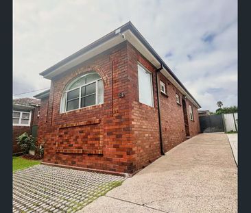 RENOVATED THREE BEDROOM FAMILY HOME - Photo 6
