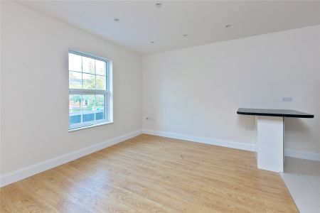 68a High Street, Esher, Surrey, KT10 flat to rent - Photo 5