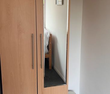 This spacious 5 bedroom house sits on the doorstep of the Universit... - Photo 6
