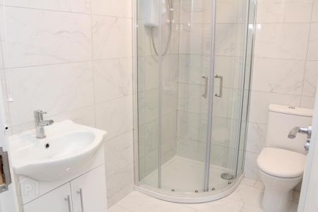 Flat 2 8, Kinnegar Drive, Holywood, BT18 9JQ - Photo 2