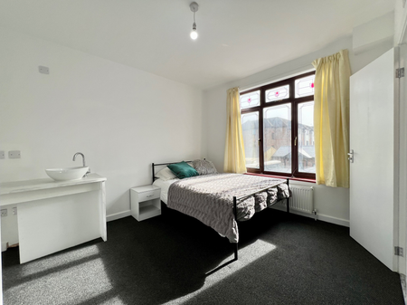 EN-SUITE Rooms Available - 5 mins from station - Photo 5