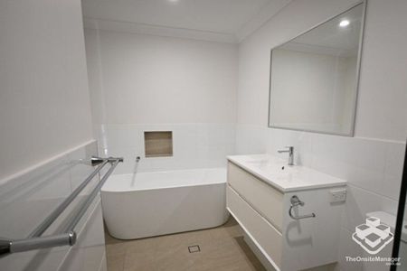 LUXURY 4 BEDROOM TOWNHOUSE 2 LIVING AREAS - Photo 3