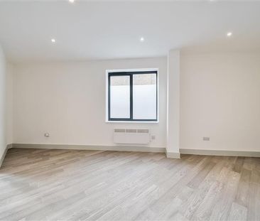 Flat to rent - Norbury Crescent, London, SW16 - Photo 4
