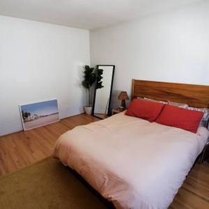 VIDEO TOUR! Pet Friendly Spacious Bright 1 bedroom available Sept 15! - Photo 2