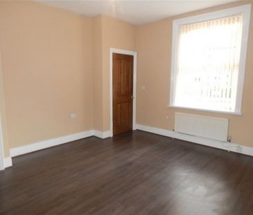 2 Bed - Clement Street, Birkby, Huddersfield, West Yorkshire - Photo 4