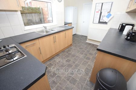 5 bedroom semi-detached house to rent - Photo 5