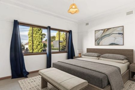 Spacious Five-Bedroom Family Home with Water Views – Prime Blakehurst Location - Photo 5