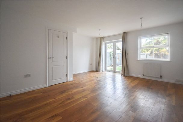 Well presented 3 bedroom townhouse to rent to the east of the City and within walking distance of Newmarket Road retail park, Science Park and Cambridge north train station. GCH. Allocated parking. Unfurnished. - Photo 1