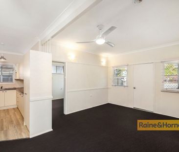 4 BEDROOM FAMILY HOME - Photo 2