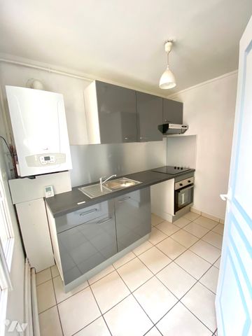 CHARTRES – CENTRE VILLE, 5 MN. A PIED DE LA GARE BEAU 3 PIECES LUMINEUX 1er Et. 75.86m² Hab. - Photo 3