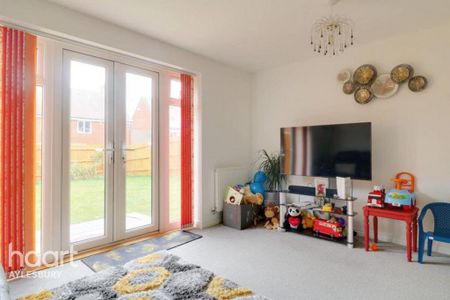 3 bedroom semi-detached house to rent - Photo 2