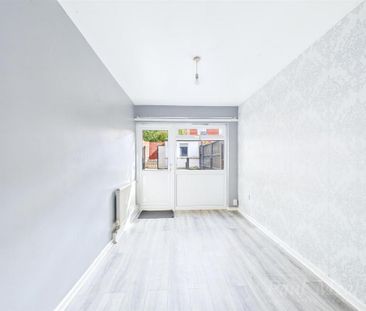 3 bedroom end of terrace house to rent - Photo 2