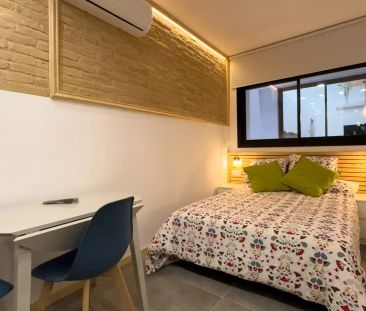 Double bed in Rooms for rent in 5-bedroom apartment in Collblanc - Photo 6