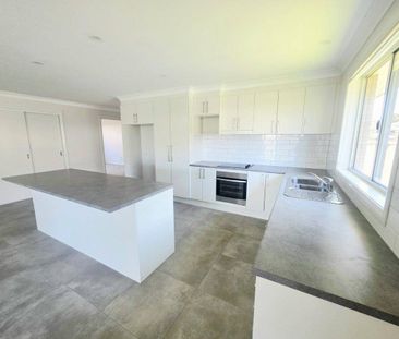 Modern Four Bedroom Family Home - Photo 2