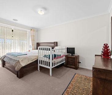 Spacious and Stylish Family Living in the Heart of Craigieburn - Photo 4