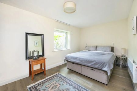 2 bedroom flat in Brentford - Photo 3