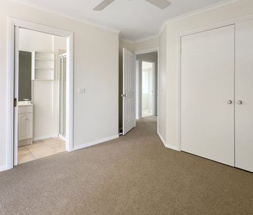 Great 4 bedroom townhouse - Available 09/05/2026 - Photo 3