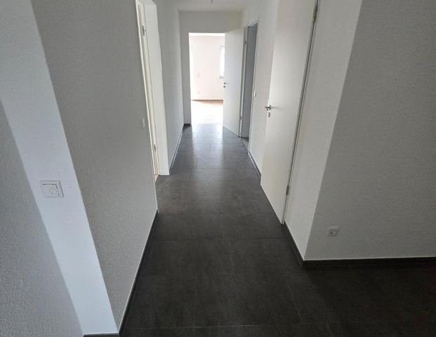 Moderne 2,5-Zi-Neubauwohnung mit Balkon - Photo 1