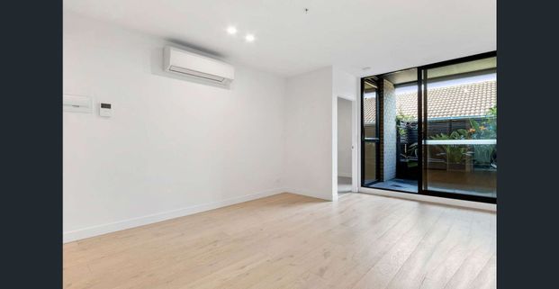 PRIME ST KILDA LIVING| FLARE REAL ESTATE - Photo 1