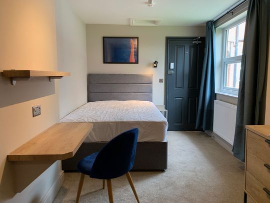 A LUXURY STUDIO EN-SUITE ROOM complex, consisting of fully furnished large studio style rooms. In the heart of Tamworth Town Centre, - Photo 1