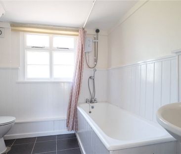 A charming three bedroom end of terrace thatched cottage with garde... - Photo 3