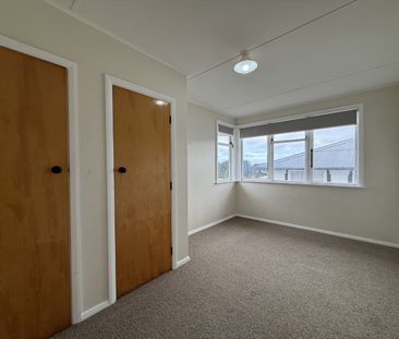 Spacious 3-Bedroom Home with Double Garage & Fully Fenced Section - Photo 5