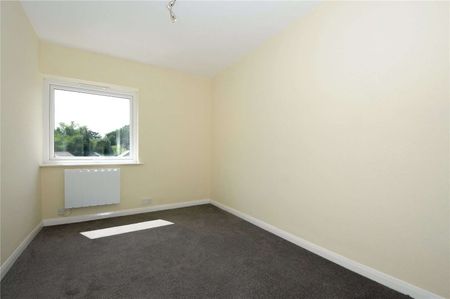 First floor maisonette set over two floors offering three bedrooms in the centre of Sunningdale. - Photo 4