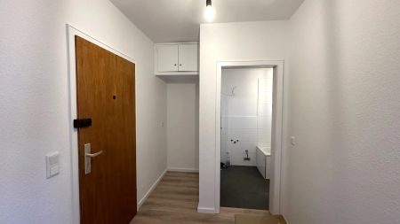 Düsseldorf-Heerdt! Frisch renoviertes 1-Zimmer-Apartment mit großem Balkon! - Photo 2