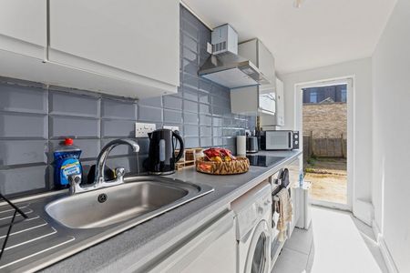 3 Bed Flat, Lewisham Way, SE14 - Photo 4