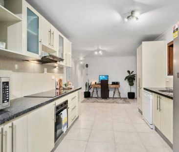 Spacious 4-Bedroom Family Home in Coombabah Paradise Point! - Photo 2