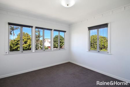 Location, Lifestyle & Liveability in Holland Park West - Photo 3