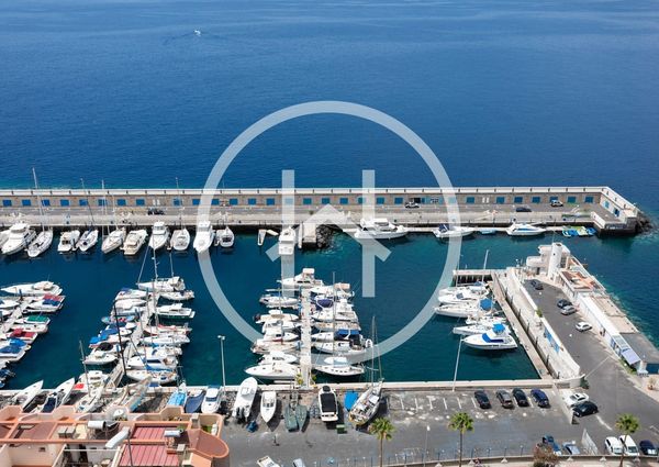 Amplio apartamento de cuatro dormitorios con vistas al mar en Radazul Bajo