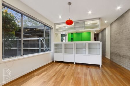 Sunlit Modern Oasis: Stylish 3-Bed Home in Wanniassa - Photo 4