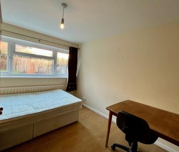 6 bedroom end of terrace house to rent - Photo 2