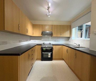 3 bedroom semi-detached house to rent - Photo 6