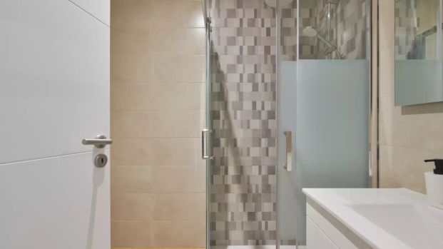 Room for rent in 7-bedroom apartment in Lisbon - Photo 1