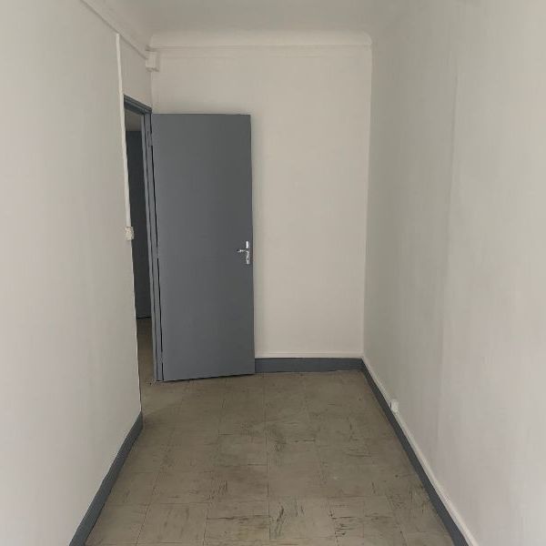 Appartement 3 pièces 73m2 MARSEILLE 1ER 725 euros - Photo 1