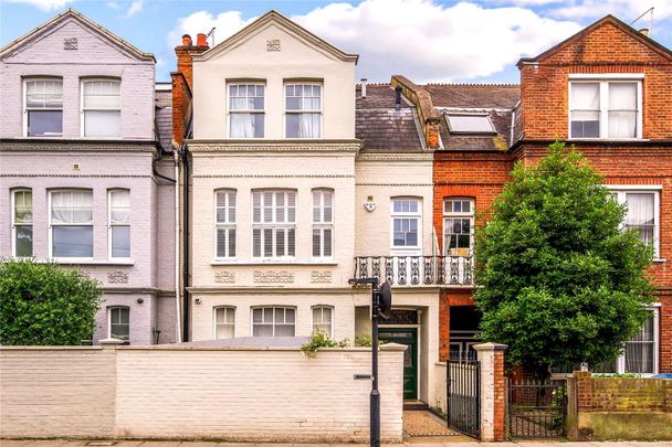 Spacious 7 bedroom family home benefiting from luxurious finishing and high ceilings throughout, with fantastic views over the adjacent Hurlingham Park - Photo 1