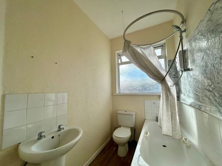 3 bedroom end of terrace to rent West Street, Fareham - Photo 3