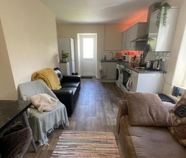 3 bedroom flat share to rent - Photo 1