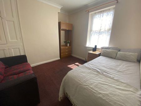 1 bedroom in a house share to rent - Photo 3